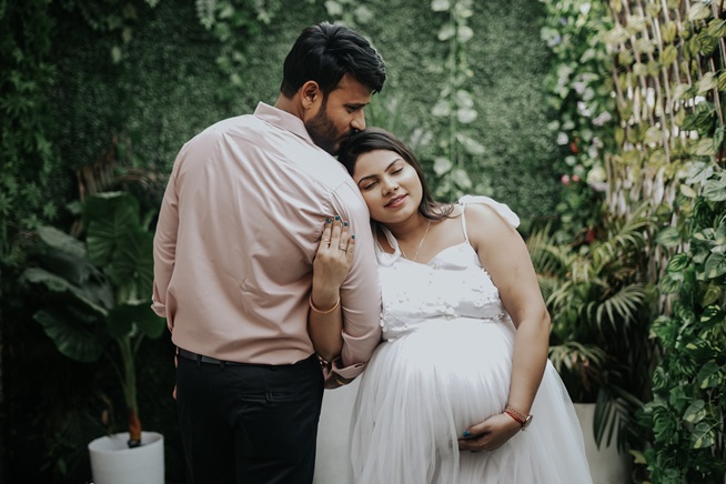 Elegant Maternity Photography in Lucknow with Rental Outfits