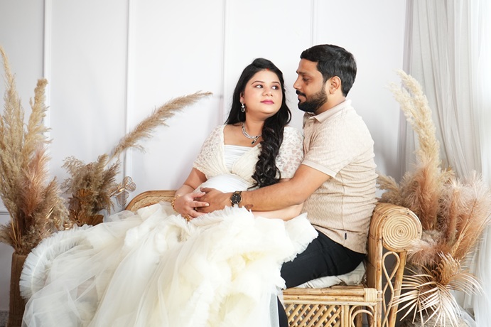 Glow & Grace: Beautiful Maternity Shoots in Gorakhpur