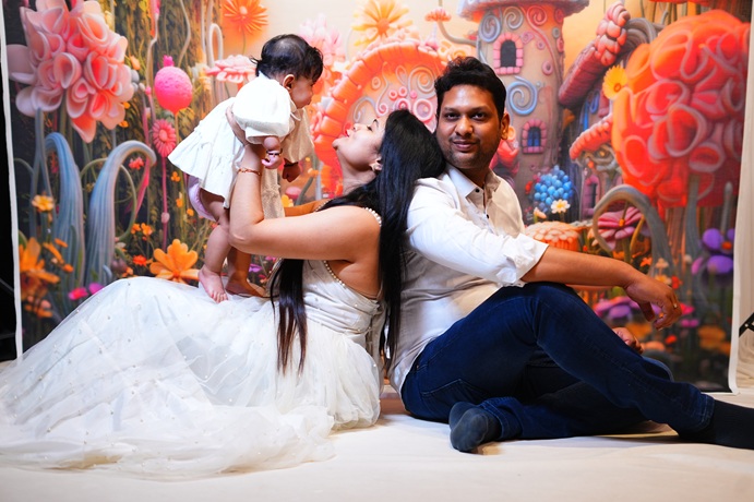 “Tiny Hands, Big Smiles: Capturing Family with Little Ones”